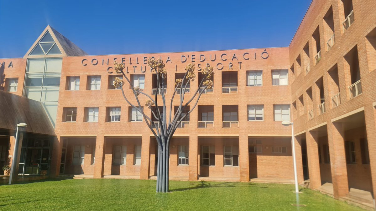 🏫💻CSIF advierte de la necesidad de establecer nuevas reglas del juego en el sistema educativo, adaptadas a los profundos cambios sociales, tecnológicos y laborales del siglo XXI.

👨‍🏫 Denunciamos también la pérdida del 20 % del poder adquisitivo del profesorado desde 2011 y las
