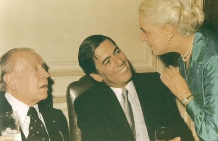 UnamunoAgain's tweet photo. Cuando un tiempo después le preguntaron a Borges por el encuentro, este dijo: 

🇦🇷 | “Vino a verme un peruano, sí, creo que se dedicaba a los negocios inmobiliarios y que quería venderme un apartamento más grande” https://t.co/MP4OQRp8Gf