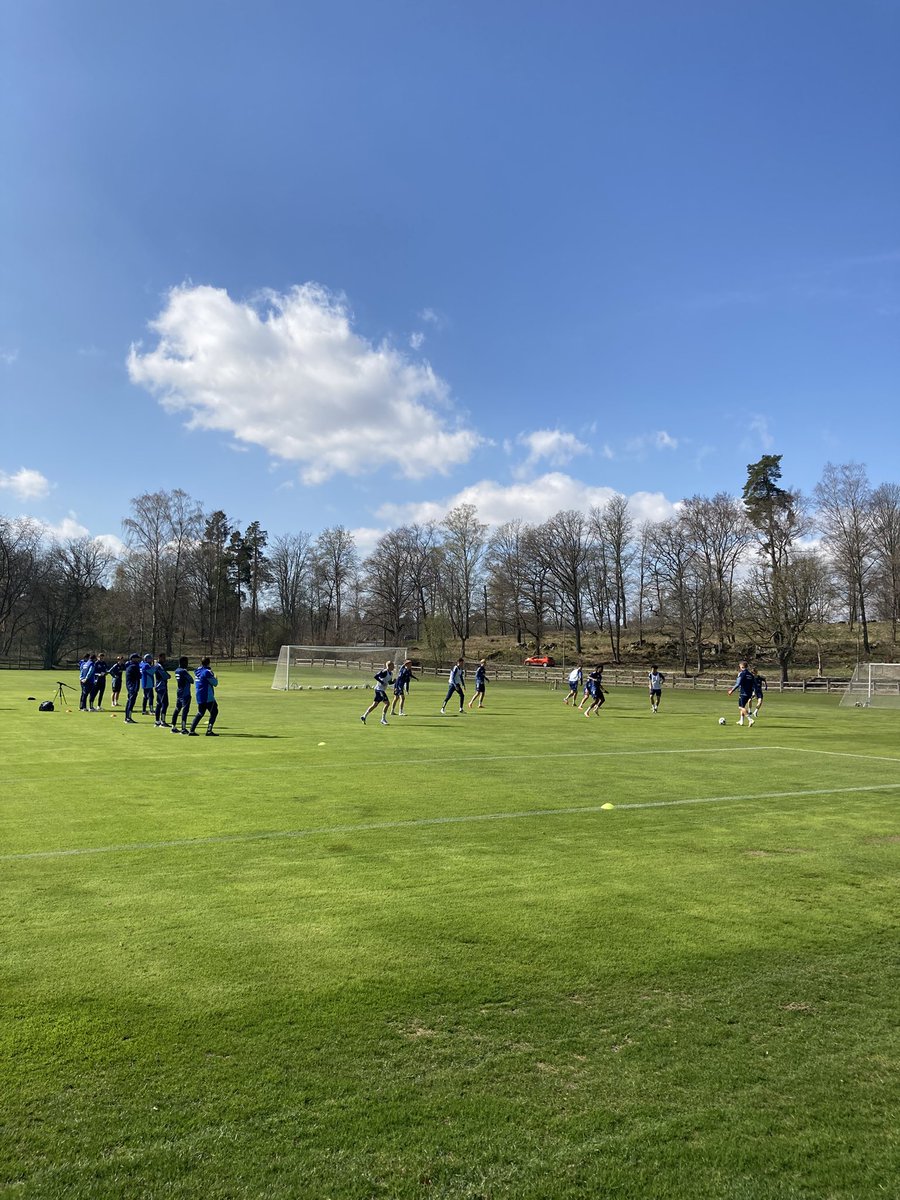 Jesperbrannmark's tweet image. Djurgården försöker skaka av sig derbyförlusten och laddar upp inför kvartsfinalen i Wien.

Matchen spelas på naturgräs, och Djurgården premiärtränade därför på sin gräsplan på Kaknäs.

Flera juniorer närvarande, bland annat 14-åringen Alexander Andersson.