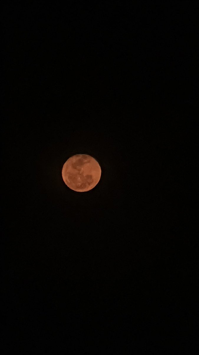 eiramiahj's tweet photo. April’s pink full moon. Ang ganda mo Luna! https://t.co/GXwmb9JM44