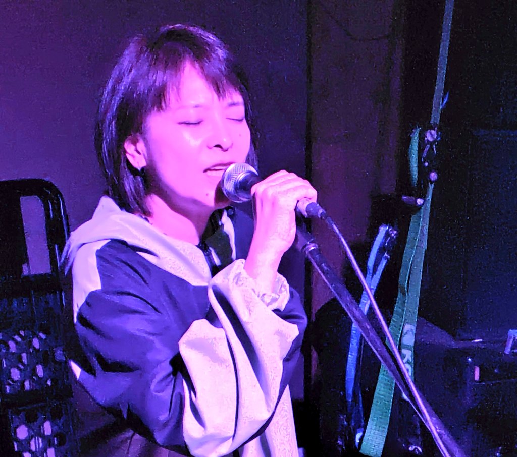 toka_sato's tweet photo. 週末は“Eri”に戻った恵理ちゃんが出演した“旅のうた”のLIVEにお邪魔した

あっしの全く未知のタイプの音楽にも触れた👍

トリの恵理ちゃん、締めの曲がこれまた大好きな曲🤣

まだまだ、じわじわ感動が湧いてくるのでございます♪

ええなぁ😆

#森下恵理 #Eri #NoboriEri 
#Tokky サン #なべこ サン https://t.co/H2V0jsYUhI