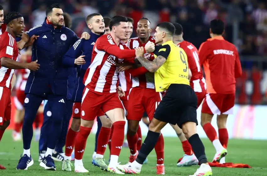 Μια εικόνα χίλιες λέξεις λένε… 10 άτομα να την πέφτουν σε έναν.  Και μετά ήρθαν οι μπράβοι. Συγχαρητήρια. #aek #lamela