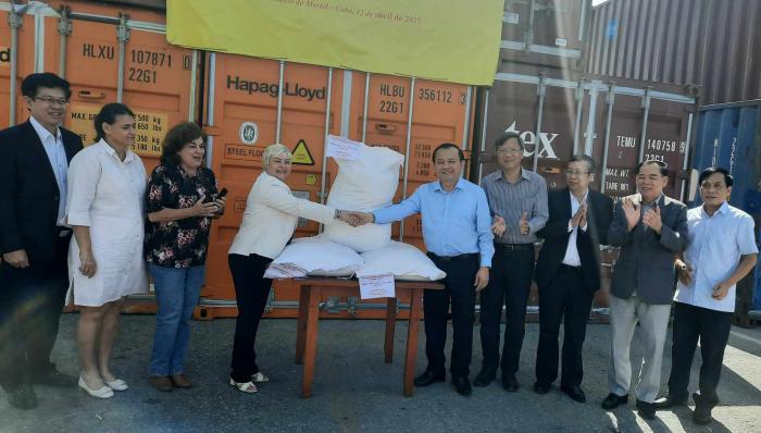 Agradecemos al Partido, el Gobierno y el Pueblo vietnamitas por la donación de 10 mil toneladas de arroz para el consumo del pueblo cubano.

Esta ayuda es expresión de la sólida y permanente solidaridad y hermandad entre #Vietnam y #Cuba.