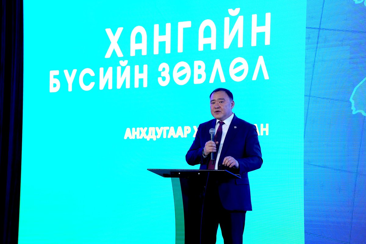 Бүсчилсэн хөгжлийн бодлогын үзүүрт ядуурлаас гарья гэсэн л зорилго байгаа. Бид жаахан том орон зайгаар сэтгэж, аж үйлдвэр эрхэлж, худалдаа хийе л гэж байгаа. Хангайн бүсийн хэмжээнд ДНБ хоёр их наяд даваад явж байна. Тэгэхээр хоёр их наядын хэмжээнд сэтгэж, ажиллаж сурах хэрэгтэй