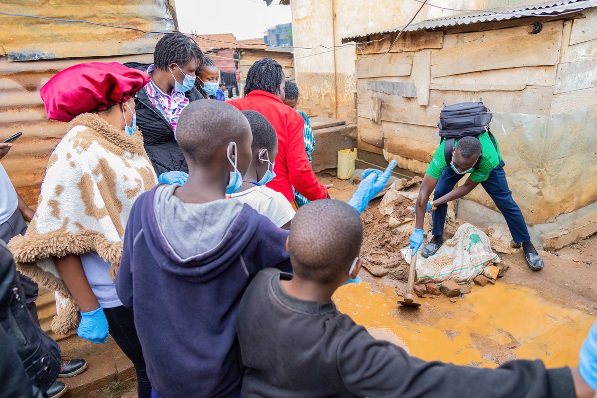 Rohoket's tweet photo. Uganda Youth Consortium for Antimicrobial Stewardship has trained youth from universities to champion the WASH program as a preventive measure for AMR and has embarked on a journey to empower youths to create awareness about AMR in the slum areas of Kampala https://t.co/9KKmjL5Bi3