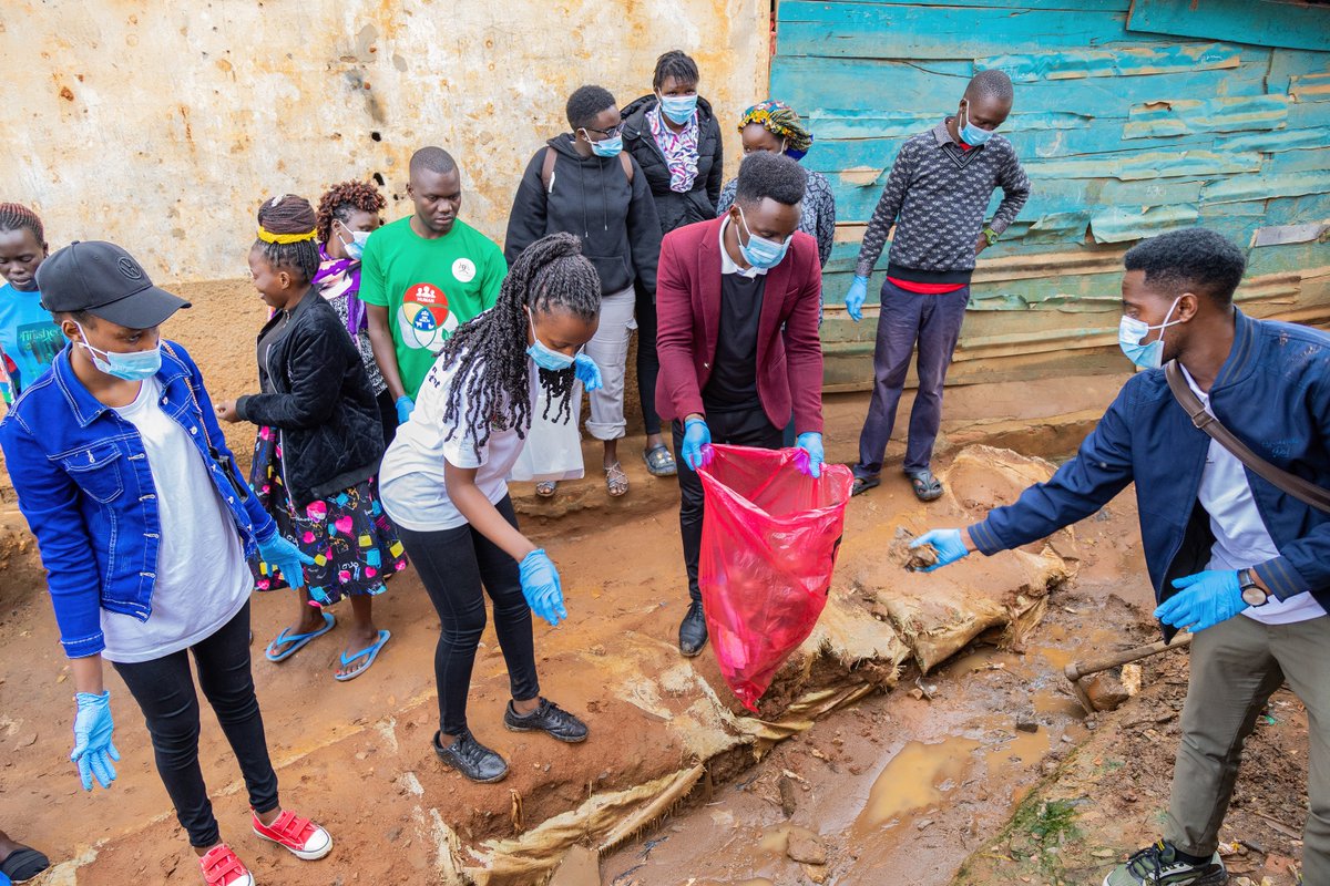 Rohoket's tweet photo. Uganda Youth Consortium for Antimicrobial Stewardship has trained youth from universities to champion the WASH program as a preventive measure for AMR and has embarked on a journey to empower youths to create awareness about AMR in the slum areas of Kampala https://t.co/9KKmjL5Bi3