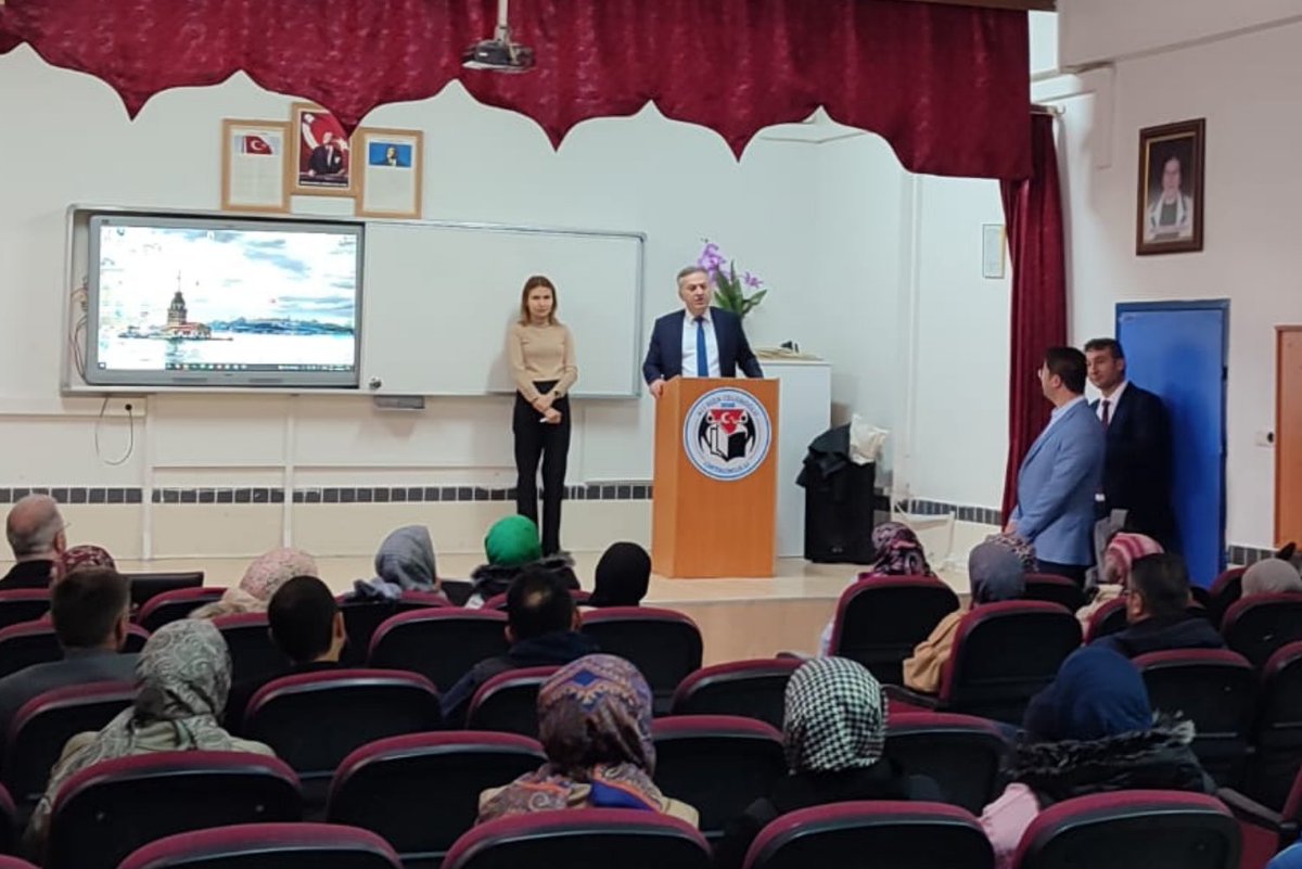 konyamem's tweet photo. İl Milli Eğitim Müdürümüz Murat Yiğit, “Türkiye Yüzyılı Maarif Modeli”nde ebeveyn rolünün önemine vurgu yapmak ve ailelerin eğitim süreçlerine daha fazla dâhil olmasını sağlamak amacıyla hayata geçirilen "Maarif Modeli Ebeveyn Okulu" ve "Aile Okulu" programları kapsamında Beyşehir Ali Rıza Celeboğlu Ortaokulunda velilerimize yönelik açılan kursa katılarak velilerimize hitaben yaptığı konuşmada okul-veli işbirliğinin önemine vurgu yaptı. 

Müdürümüze, Beyşehir İlçe Milli Eğitim Müdürü Musa Konuk eşlik etti.

@tcmeb @Yusuf__Tekin @TCKonyaValiligi @Vali_Akin @Konyabuyuksehir @u_ibrahim_altay @CelileErenOKTEN @mebhbogm @cengizmete @gokhanmurat1 @BeysehirM  #BizimOkulumuz #BaşarmayaHazırım #Konyamem