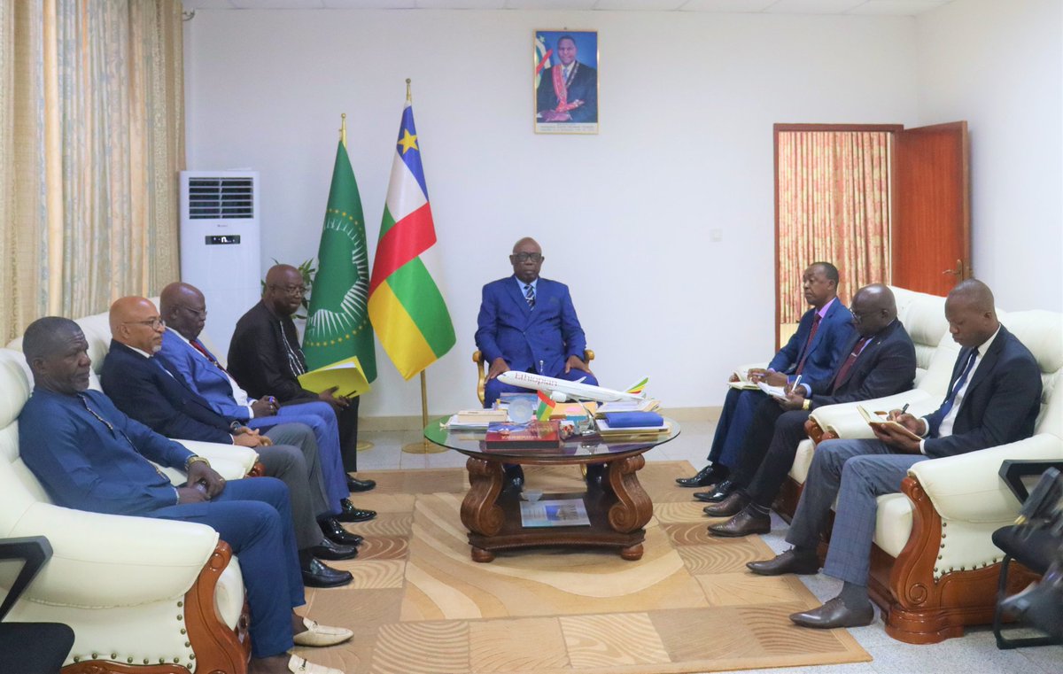 Le Premier Ministre Félix MOLOUA a reçu en audience M. Célestin YANINDJI,  Président de la fédération centrafricaine de football. Les deux personnalités ont échangé sur la suspension de la participation des équipes de football des compétitions internationales pour 3 ans.