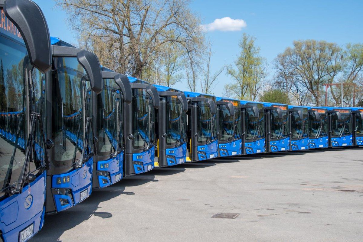 krakow_pl's tweet photo. #Krakow #NoweAutobusy #autobusy #solaris #AutobusySolaris #KomunikacjaMiejska #MPK
37 nowych pojazdów Solaris Urbino 12 z napędem mild hybrid dołączyło dziś do floty MPK. To nowoczesne, niskopodłogowe pojazdy o długości 12 metrów, wyposażone w klimatyzację, system informacji pasażerskiej i systemy wspierające bezpieczeństwo, w tym system antykolizyjny MobilEye Shield+. Autobusy pojadą na liniach miejskich https://t.co/iCphpaUt9t. 102, 120, 123, 148, 160, 168 i 192 oraz aglomeracyjnych, https://t.co/iCphpaUt9t. 264, 274 i 299. Koszt jednego autobusu to ponad 1,6 mln zł netto.
📷MPK