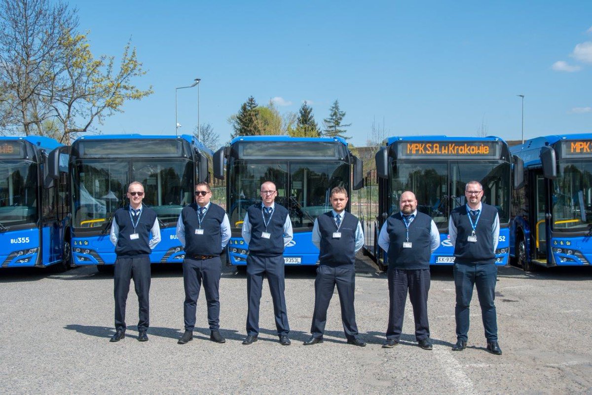 krakow_pl's tweet photo. #Krakow #NoweAutobusy #autobusy #solaris #AutobusySolaris #KomunikacjaMiejska #MPK
37 nowych pojazdów Solaris Urbino 12 z napędem mild hybrid dołączyło dziś do floty MPK. To nowoczesne, niskopodłogowe pojazdy o długości 12 metrów, wyposażone w klimatyzację, system informacji pasażerskiej i systemy wspierające bezpieczeństwo, w tym system antykolizyjny MobilEye Shield+. Autobusy pojadą na liniach miejskich https://t.co/iCphpaUt9t. 102, 120, 123, 148, 160, 168 i 192 oraz aglomeracyjnych, https://t.co/iCphpaUt9t. 264, 274 i 299. Koszt jednego autobusu to ponad 1,6 mln zł netto.
📷MPK