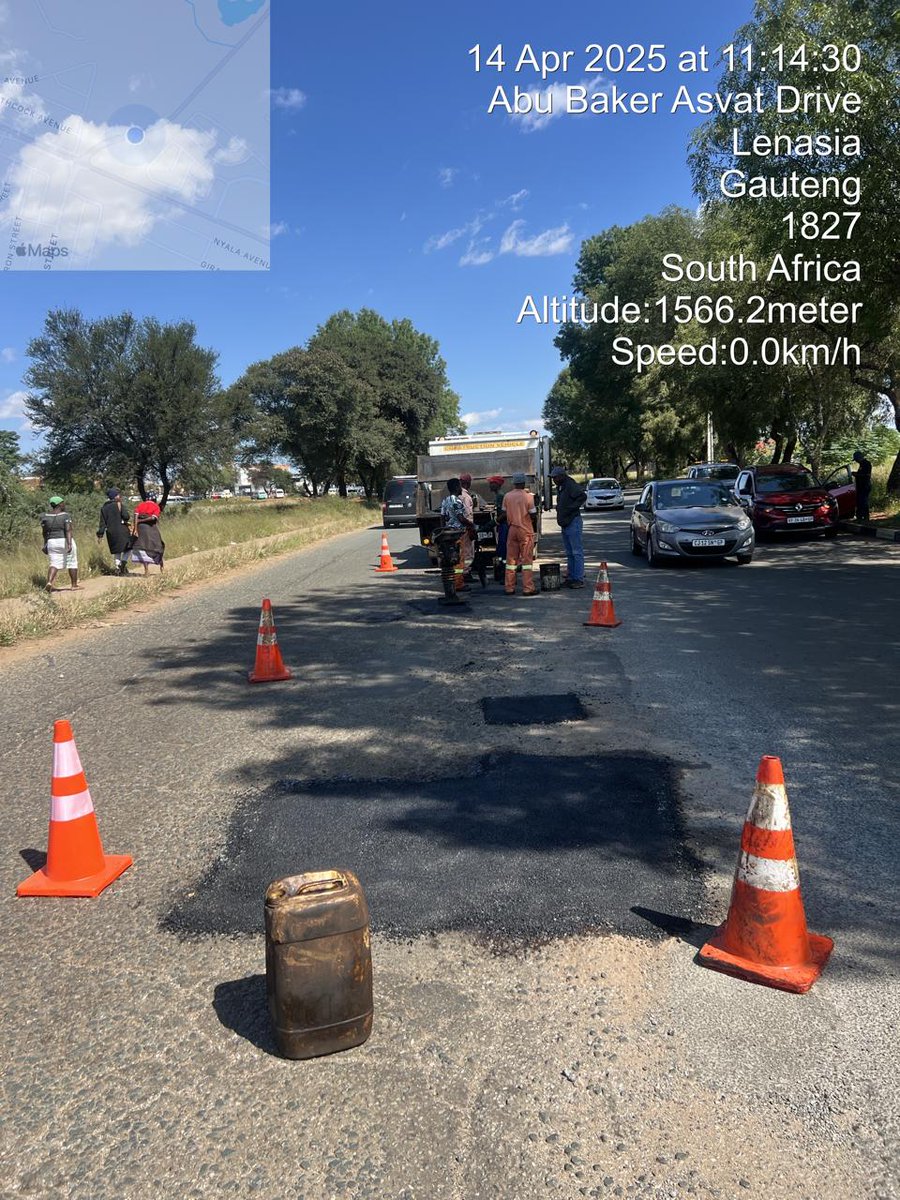 MyJRA's tweet photo. #JoburgUpdates #RegionalOperations
Region G team patching potholes along Abu Baker Asvat Drive in Lenasia, Region G.
@CityofJoburgZA @CRUM_RegionG https://t.co/bzFwQJ7Sl3