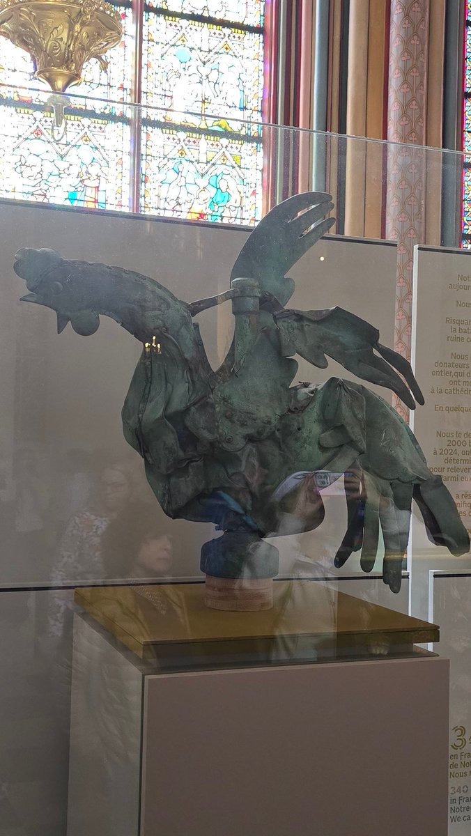 FrederiFerlicot's tweet image. 🔴 IL Y A 6 ANS DÉJÀ 
Ce mardi 15 avril 2025, nous nous souvenons de l&apos;incendie de Notre-Dame de Paris il y a 6 ans déjà. Ce casque de pompiers et le coq retrouvé dans les décombres sont précieusement conservés dans la cathédrale. 🙏
#NotreDame #NotreDamedeParis