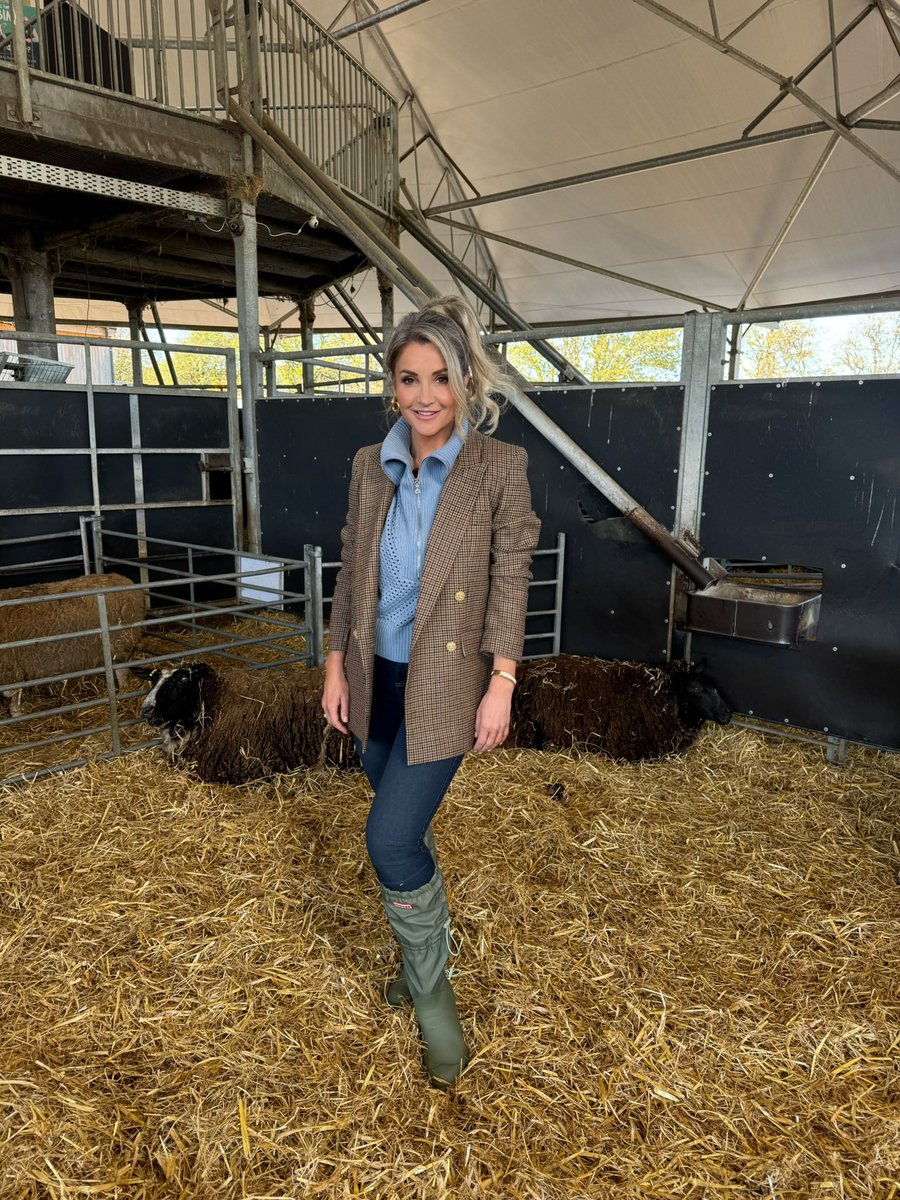 HelenSkelton's tweet photo. Lambing, goats, donkeys and lols. @onthefarmc5 @CannonHallFarm 8pm @channel5_tv TONIGHT https://t.co/jWVPvINPvv