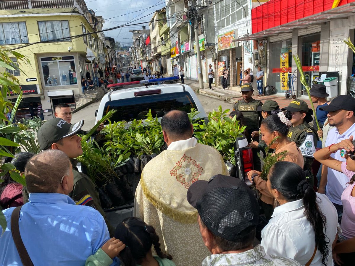 PoliciaNarino's tweet photo. #LaUnión | En el marco del Domingo de Ramos, uniformados de @ProteccionPonal, en trabajo conjunto con Policía Comunitaria, realizó entrega de árboles como símbolo de paz y esperanza, fomentando la conciencia ambiental y la protección de la niñez. https://t.co/ZEMDbjOpYC