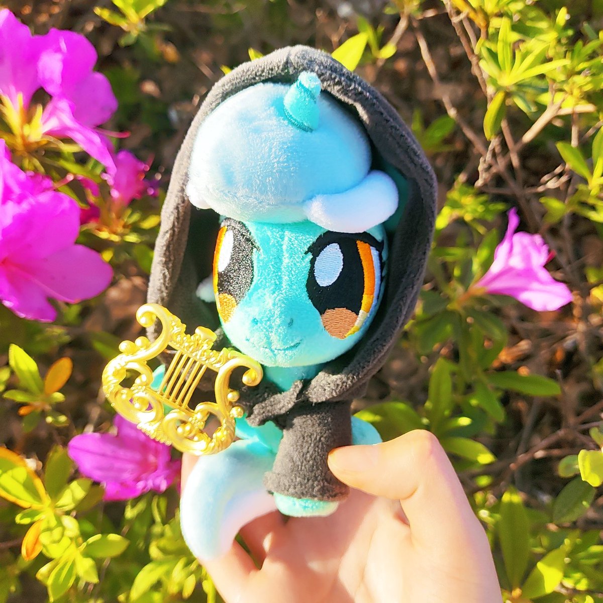 BrellaUmber's tweet photo. Now I have background lyra.
The plush maker is ไพไผๅกๅก in xiaohongshu, she make the hoody too ovo
#lyraheartstrings #backgroundpony #ponyplushie https://t.co/3n8G9VYQXz
