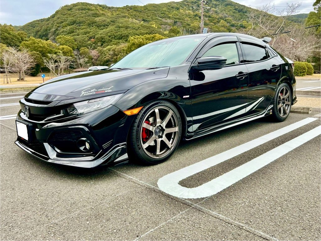 今日でシビックと出会って丁度6年目。
この車に乗って、知り合いも増えた。
納車2年目の夏にはリコールのきっかけとなった燃料ポンプの不具合も経験した。他にフロントガラスやリヤゲートダンパーの不具合も有ったけど、この車が好きやからずっと乗り続けるつもり。
これからもよろしく😆
