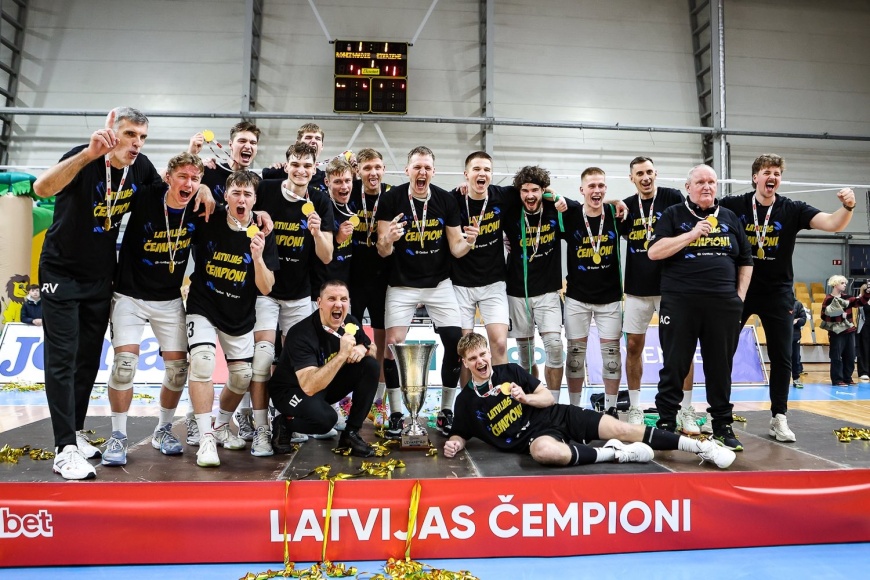 “Robežsardze/Rīga” komandas volejbolisti 🏐, uzvarot "Ezerzeme/Daugavpils Universitāte" komandu ar rezultātu 3️⃣:0️⃣, izcīnīja 🏆 Latvijas čempionu
titulu! iem.gov.lv/lv/jaunums/rob…