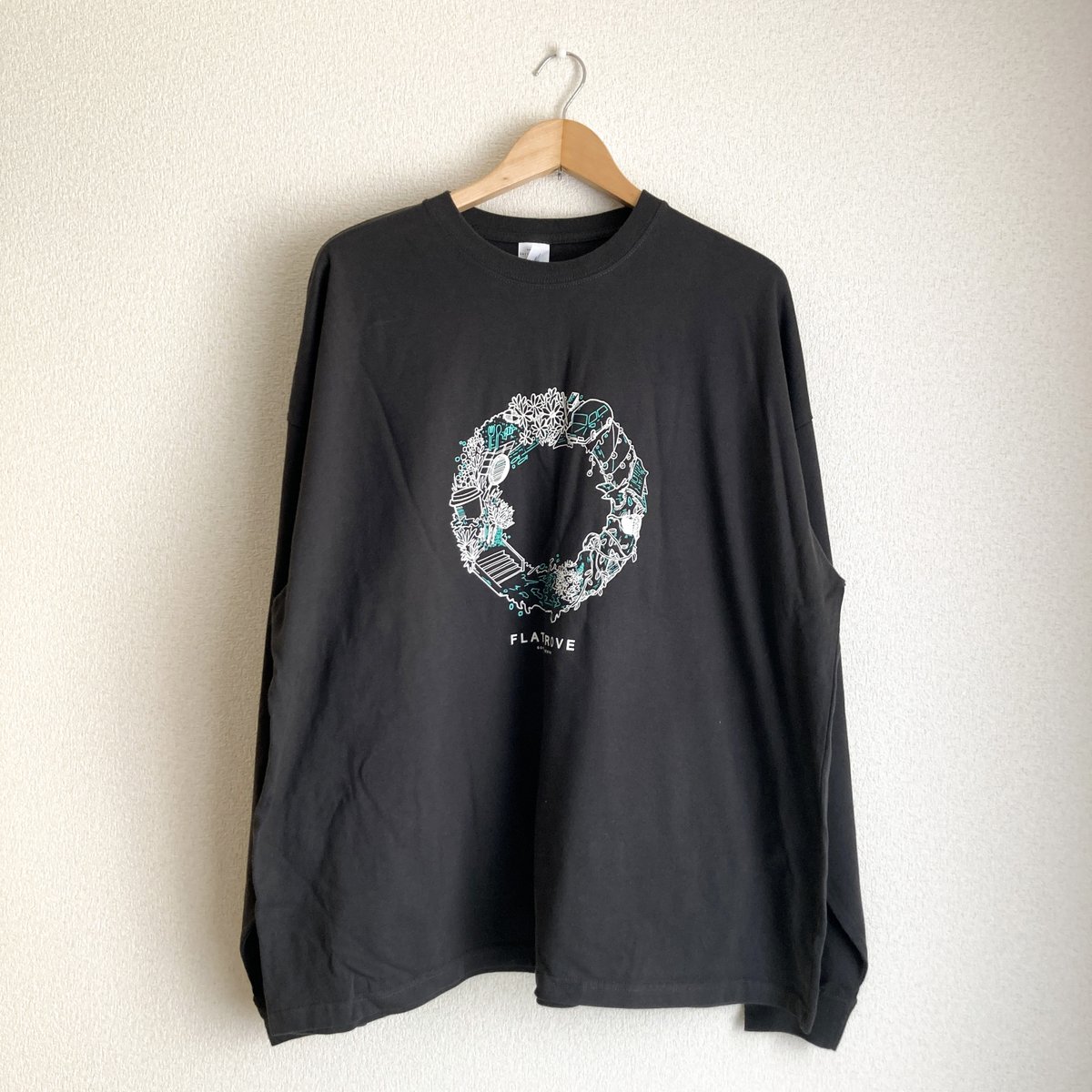 FLATGROVE_JAPAN's tweet photo. ビッグシルエットのロングスリーブ。
生命力と日常をイメージしたリースのフォルム。
https://t.co/gR4uNXCxPi
#flatgrove #ペン画 #ハンドメイド https://t.co/KRExX9Ybsz