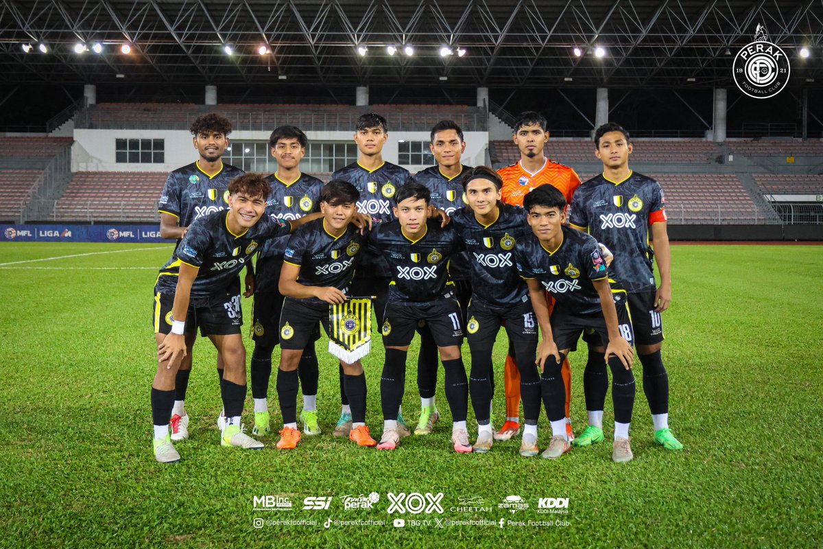 perakfcofficial's tweet photo. Kedua-dua pasukan bertafakur selama satu minit sebelum sepak mula perlawanan sebagai tanda penghormatan atas pemergian Perdana Menteri kelima Malaysia, Tun Abdullah Ahmad Badawi. Semoga roh beliau dicucuri rahmat. Al Fatihah.
π€ππ€
#PerakFCII
#PialaMFL https://t.co/2LIJfJzWXR