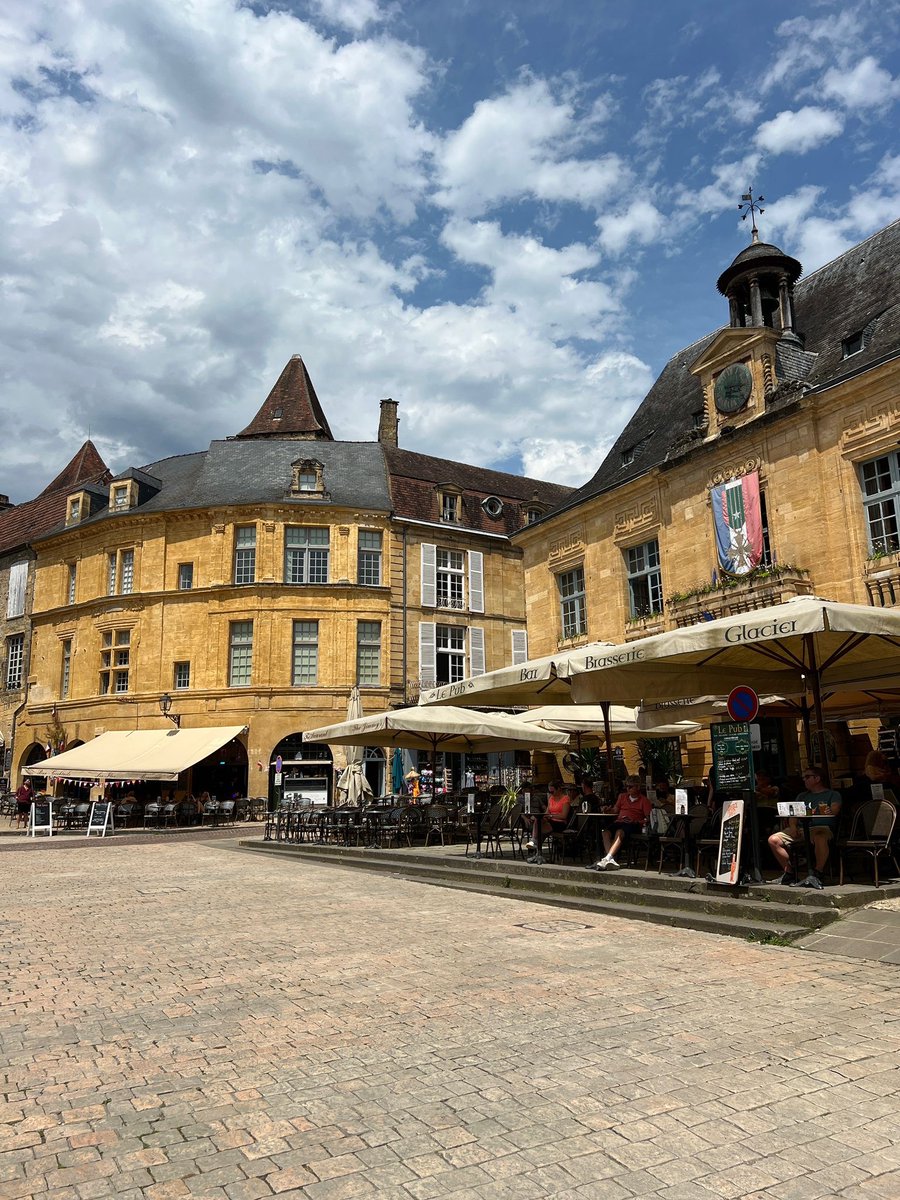[patrimonio ] Scoprendo Sarlat , patrimonio della Dordogne 🏰 Le stradine acciottolate , i mercatini locali e l’architettura medievale rendono questo luogo incantevole #ExploreFrance #destinationouvelleaquitaine  <a href="/lascauxdordogne/">Lascaux-Dordogne</a> 
📸 A. Cipolla