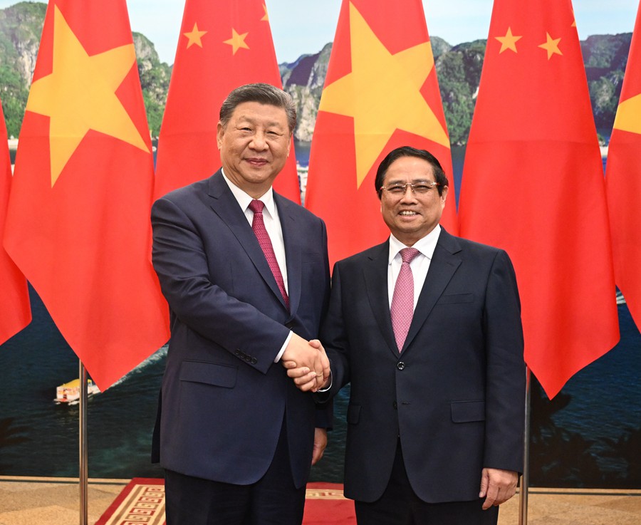 PDChinese's tweet photo. 4月14日晚，國家主席習近平在越共中央駐地會見越南總理範明政。

習近平指出，在越南黨和政府領導下，越南政治社會穩定，革新事業成就喜人，國際地位日益提升，中方為此感到高興。中越都肩負著實現民族振興、加速國家發展的歷史使命，要鑄牢命運共同體意識，深化全面戰略合作，服務各自現代化進程，讓中越命運共同體建設成果更好惠及兩國人民。