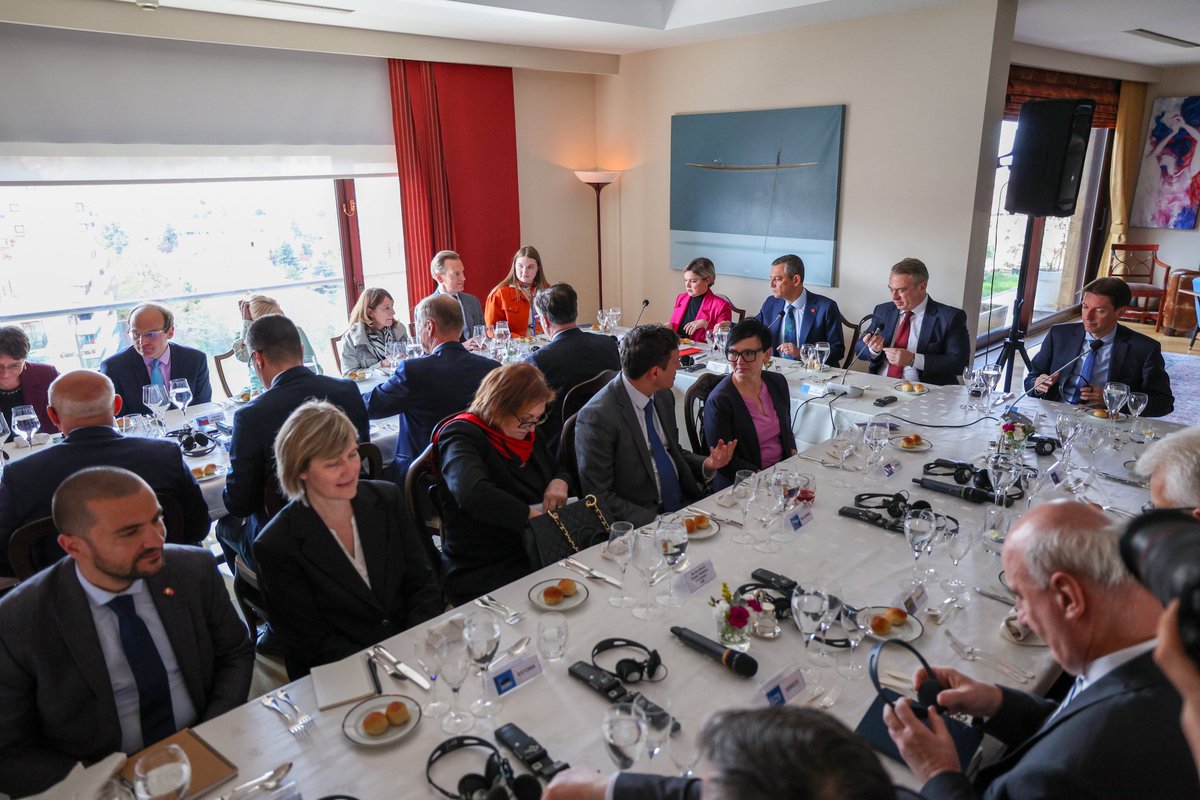 🔴 Özgür Özel, bugün Türkiye'yi şikayet etmek için AB üyesi ülkelerin büyükelçileriyle öğle yemeğinde buluştu !