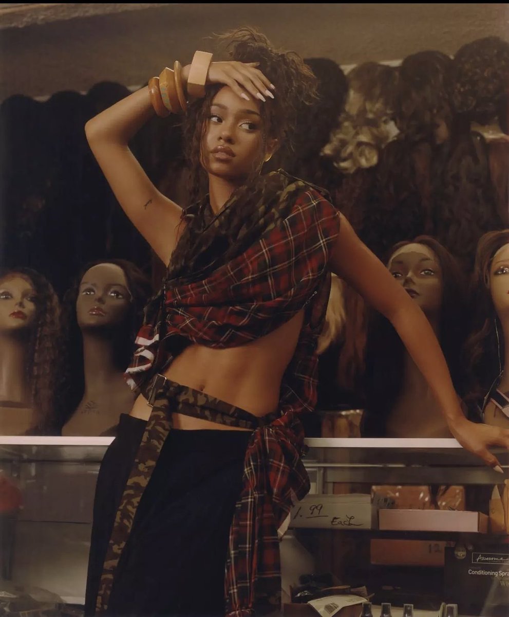 manzietay's tweet image. With SIS Era coming to a close here’s a thread of Manon’s most memorable looks. On & off stage