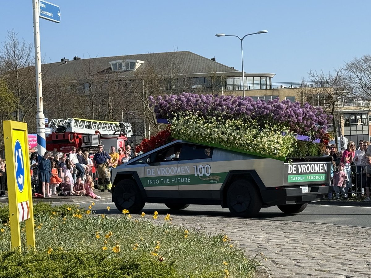 Dure bloembak #tesla ⁦<a href="/elonmusk/">Elon Musk</a>⁩ #Cybertruck #Lisse #Bloemcorso #2025