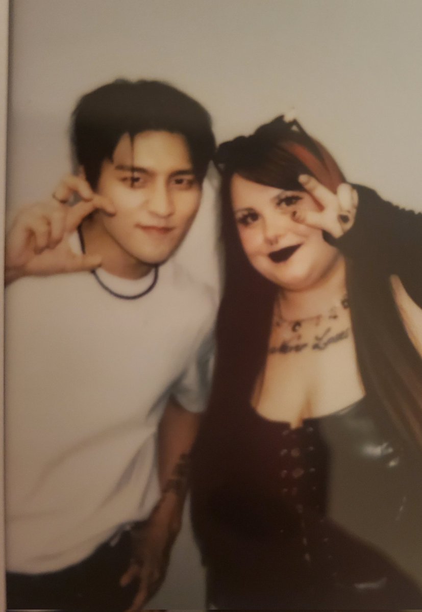 My safe space for the last 5 years, I'm thankful for the countless memories and for the bond I've been lucky enough to create and hold onto all this time. 
Love you so so much Lee Wonseo ♡
<a href="/VannerOfficial/">VANNER 배너</a> #VANNER_US_FANSIGN_TOUR