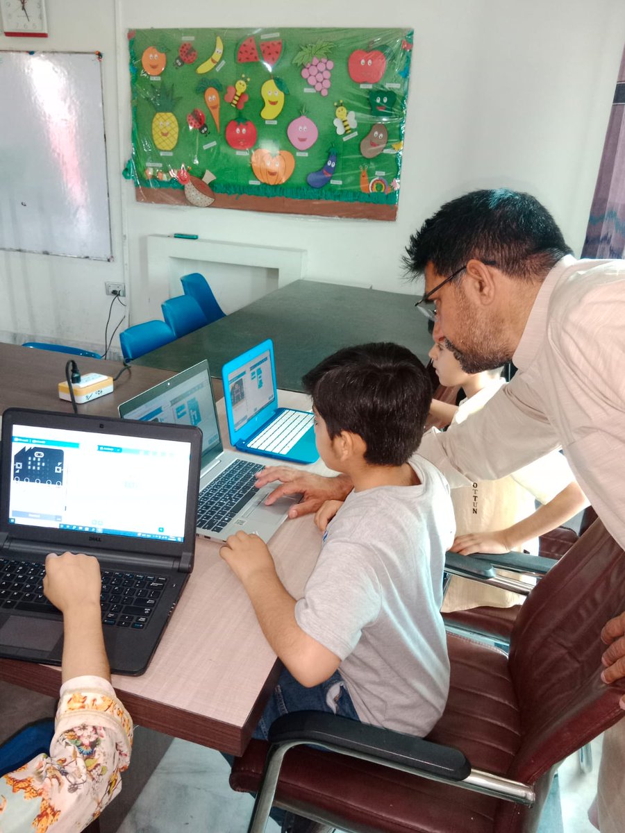 Coding4KidsPK's tweet image. Great day with DroBotX Jr Team, with Scratch-3 &amp;amp; BBC Microbit projects #BBCmicrobit
#Coding4KidsPK