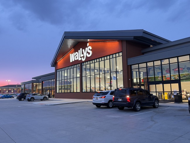 Was excited to stop at the Wally's in Pontiac, IL on our way to St. Louis but when we got to our hotel, I realized we were close to the second Wally's in Fenton...so I had to make a trip there for gas and brisket.  

swmichigandining.com/2025/04/14/wal…