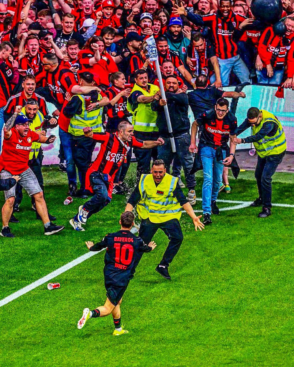 eurofootcom's tweet photo. 🔴⚫️ 1 year ago today: Leverkusen won the Bundesliga title. Flo Wirtz scored and it was nothing but pure passion! 😍🏆 https://t.co/OqAcGnhAWR