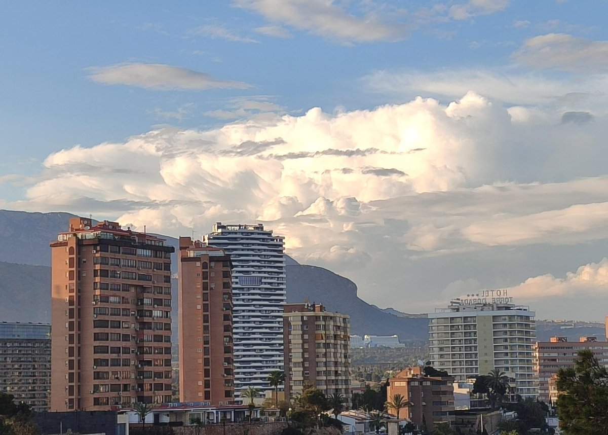 emilioMART38327's tweet image. #Incus desde #Benidorm.