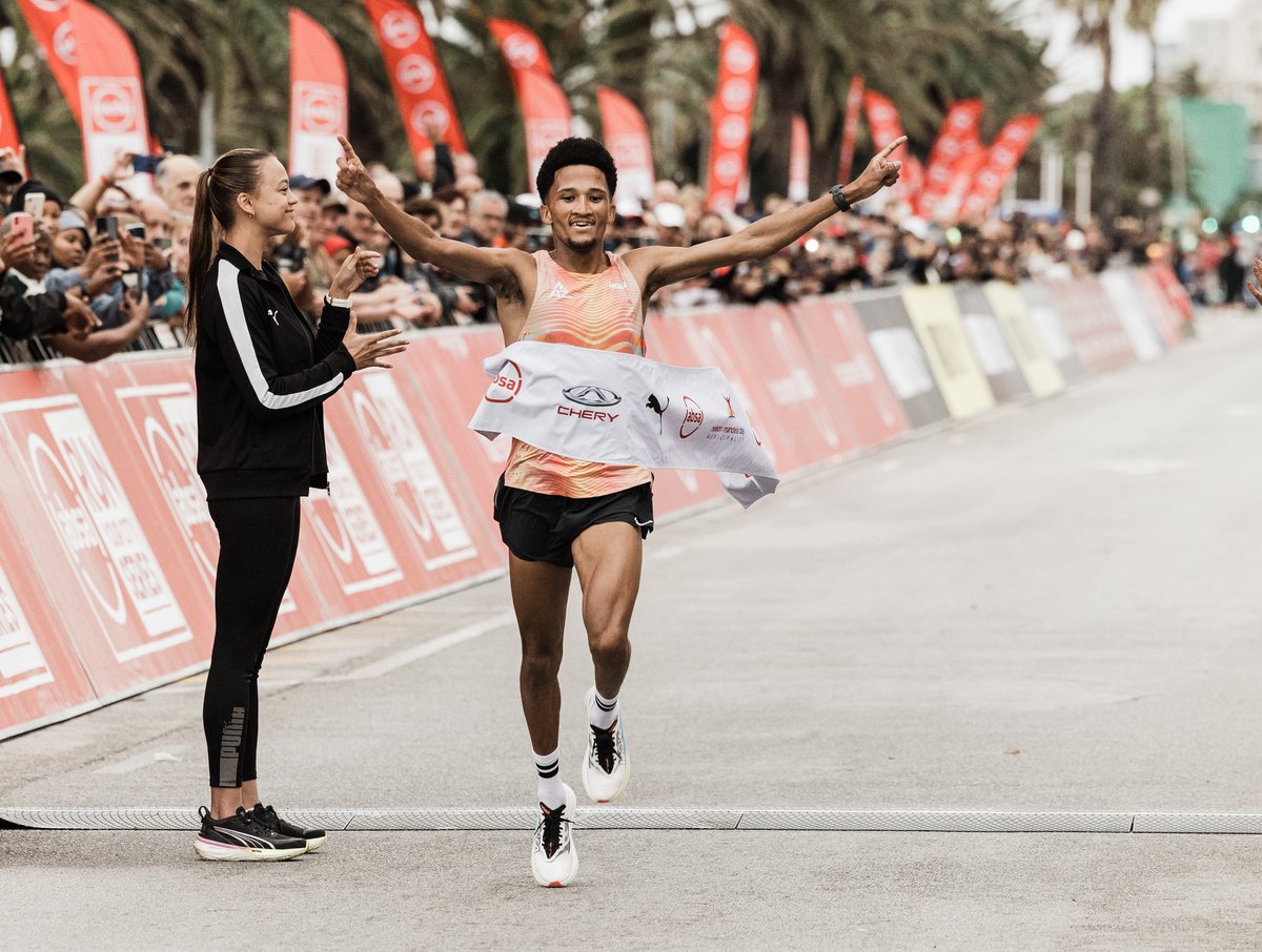 The race kicked off with elite runners setting the pace, including Adriaan Wildschutt who made headlines by smashing the SA 10K record in 27:28, besting the previous mark by 7 seconds. Here's to many more miles of magic 🍾👏🏾 #AbsaRunYourCity <a href="/AbsaSouthAfrica/">Absa South Africa</a> 
📷 <a href="/RajeshJantilal/">Rajesh Jantilal</a>