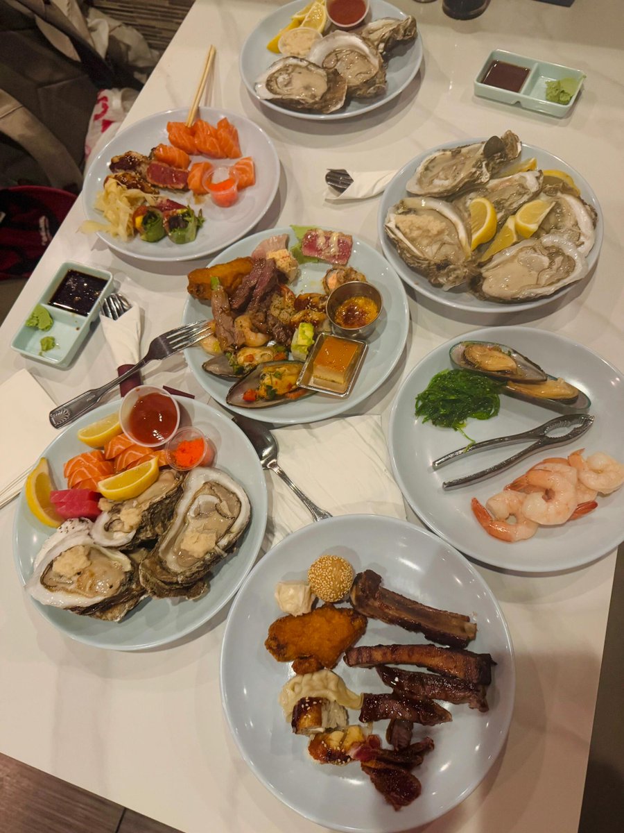Aur_rorraa's tweet image. Who else loves indulging in a buffet like this? 😍 🍣🦪🍤
#FoodieParadise #BuffetStyle #SeafoodLovers