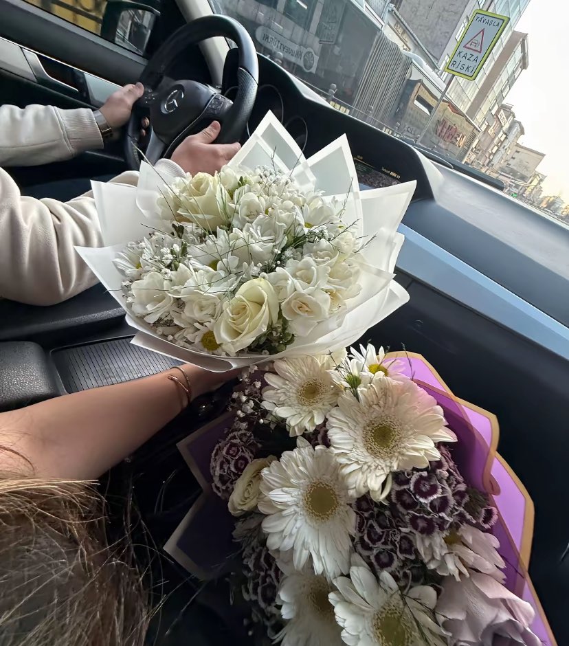 Buluşmaya çiçekle gelen bir beyefendi.. dev gibi karizma