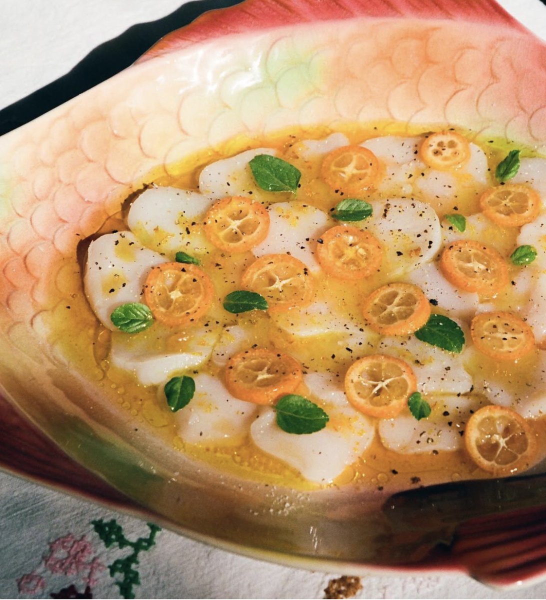 you should be plating your food like it’s art. like it’s sacred. as beautiful as you possibly can. edible flowers, herbs, handmade jams. 

digestion starts the second you see your food. dopamine rises. enzymes activate.

chaotic eating, ugly plating, food shoved into plastic