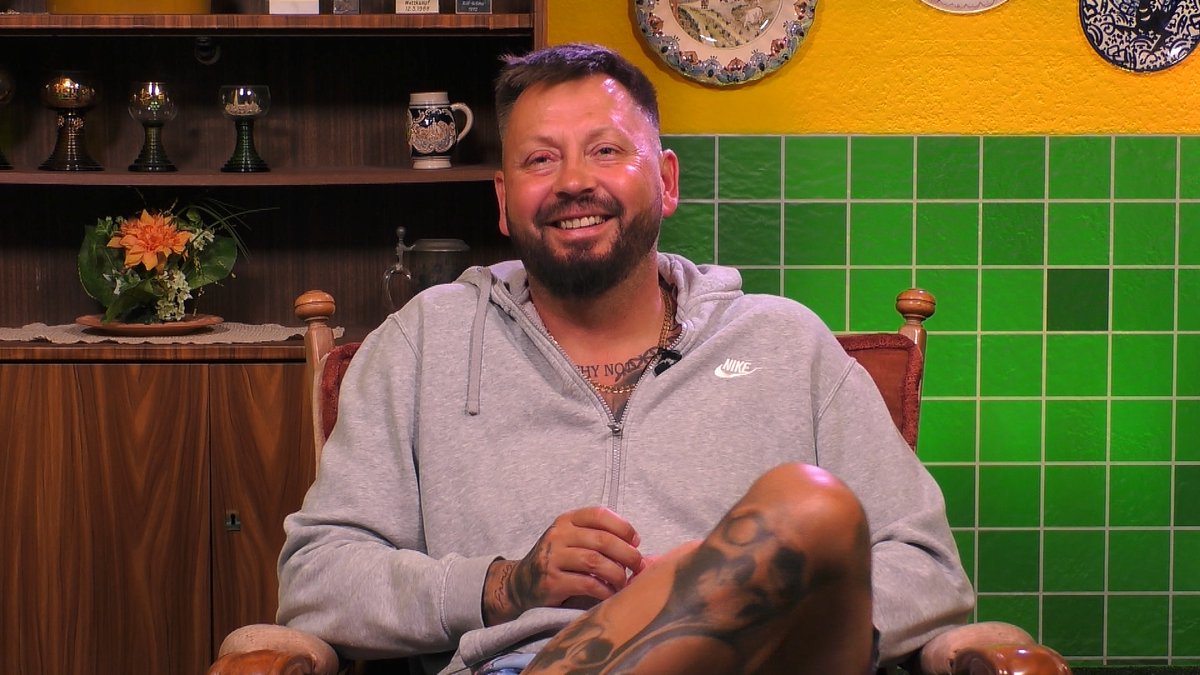 ENDLICH SIEGER! Der Fluch ist gebrochen: Marcel (40) aus Köthen nimmt zum dritten Mal an #BigBrotherDE teil, 2008 und 2009 verlässt er das Haus als Zweiter. Jetzt gewinnt er die 25-jährige Jubiläumsstaffel und damit 50.000 Euro. Ein Kreis schließt sich. Gratulation, Marcel.