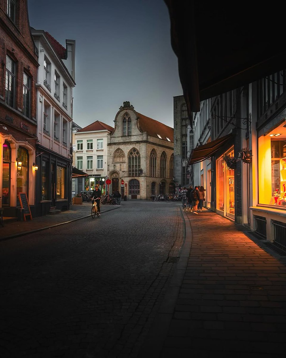 Peaceful evening vibes in the picturesque Academiestraat. ✨

📸: instagram.com/lucian_ciursa_/