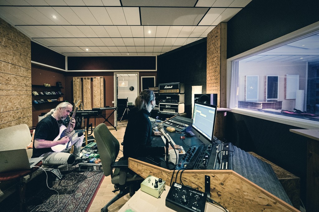 The new album takes shape while Markus records the riffs. 🤘
We can't wait for you to hear it!

#omniumgatherum #markusvanhala