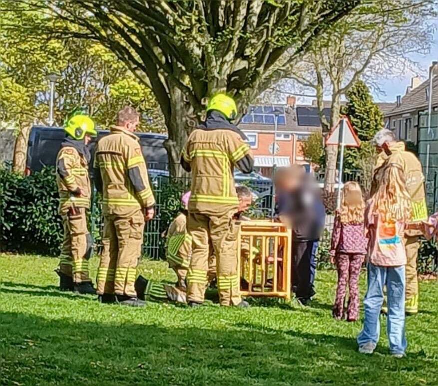 Brandweer bevrijdt bekneld jongetje in Bovenkarspel