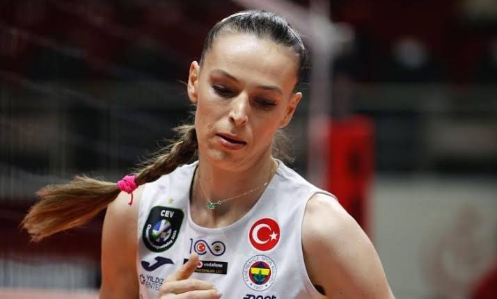 apolitiğimdir
atatürkçü maskesinin arkasına sığınırım ama aslında duruşsuzun önde gideneyimdir
milli takımda gencecik bir kadın sistematik linç edildiğinde 3 maymunu oynarım
kadın duyarı kasarım ama bir sporcuya gerizekalı diyen taraftarımı susturmam
BEN EDA ERDEM