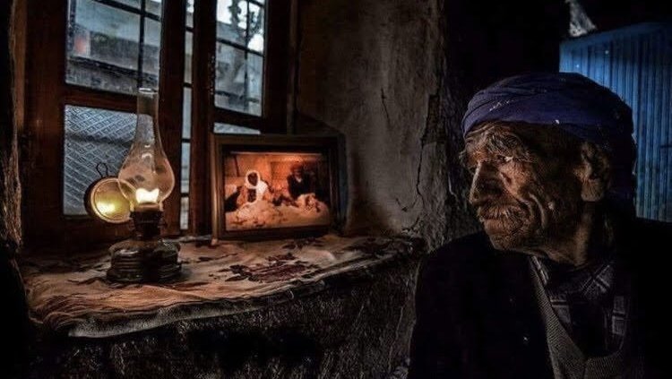 hamzagngr124's tweet photo. • Bazı hikayeler yarım kalır, ne güle güle giden olur ne hoşça kalan. https://t.co/p9RpyFnmwj