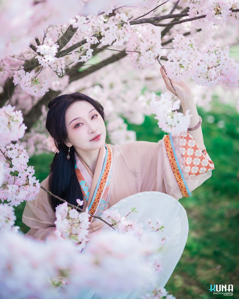 落櫻無聲，卻道盡千年柔情。
一身素裳，輕撫春風裡的思念。
在這片粉色雲海中，與過往溫柔相逢。

👧 💄 <a href="/lune2tue/">krio</a>
💻 <a href="/kunaphotography/">Vancouver Event, Commercial Photographer - Kuna Lu</a>
📸 @kunaportrait

Special shout out to @xsxuansheng

#HanFu #VancouverCherryBlossom #CherryBlossom #櫻花 #HanFuPortrait #漢服寫真