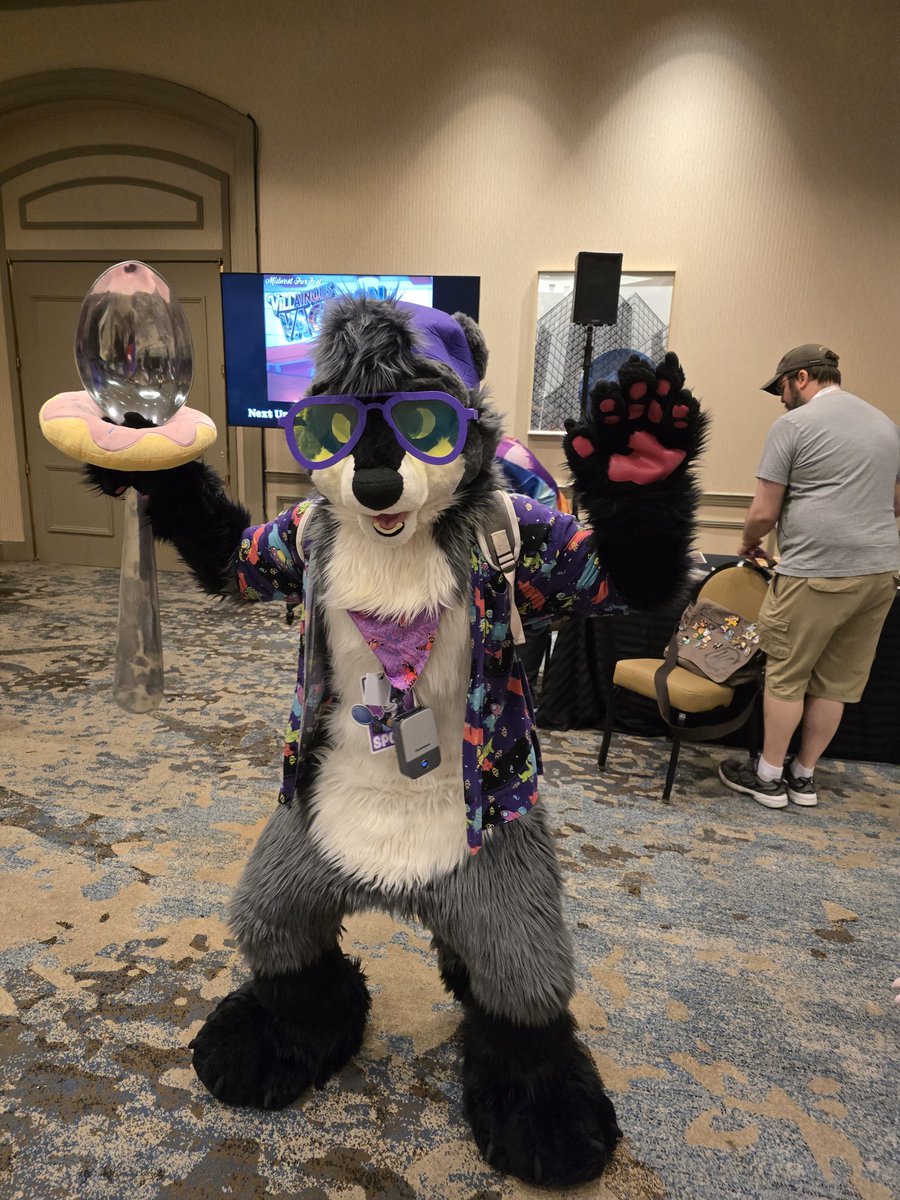 Spoon with a spoon!
<a href="/Raccoon_Spoon5/">Raccoon Spoon</a>