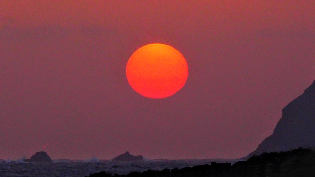 k19ch1's tweet photo. 4月14日
八丈島の夕暮れ
雲は多かったけど
綺麗な夕陽が見れた
天気は強風波浪
ANA最終便は定刻就航
お疲れ様でした
#八丈島
#八丈島民図鑑
#宇喜多秀家公と豪姫の碑
#夕暮れ
#夕陽
#八丈島空港 #RJTH
#JA220A #全日空 https://t.co/uKAjO1Mro5