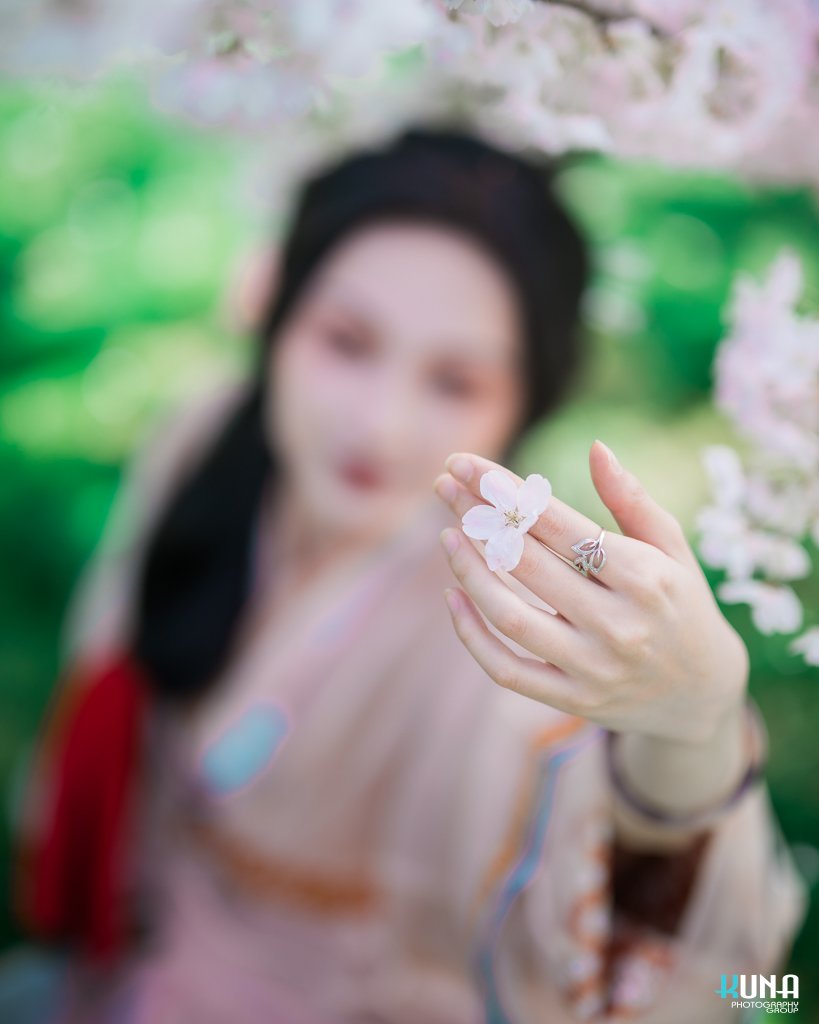 在櫻花飄舞中，時光仿佛靜止。
一縷春風，一身漢服，一眼萬年。
讓柔光與花影，共譜這段溫柔的時光。

👧💄 <a href="/lune2tue/">krio</a>
💻 <a href="/kunaphotography/">Vancouver Event, Commercial Photographer - Kuna Lu</a>
📸 @kunaportrait

Special shout out to @xsxuansheng

#HanFu #VancouverCherryBlossom #CherryBlossom #櫻花 #HanFuPortrait #漢服寫真