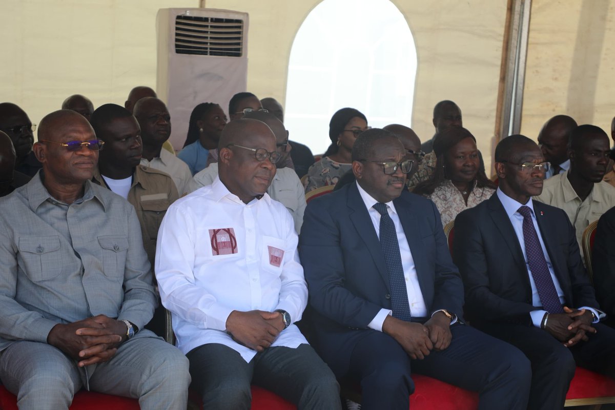 Korhogo : Le Ministre Pierre N'gou DIMBA honore la 35e Journée Mondiale de la Protection Civile de sa présence
Ce Samedi 12 Avril 2025, l'on a célébré la 35e Journée Mondiale de la Protection Civile,sous le thème :👇facebook.com/share/1BDp9mW7…