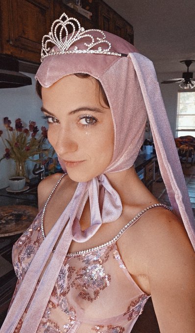 Watch Naomi Dee's leaked NSFW photo on TwXstars