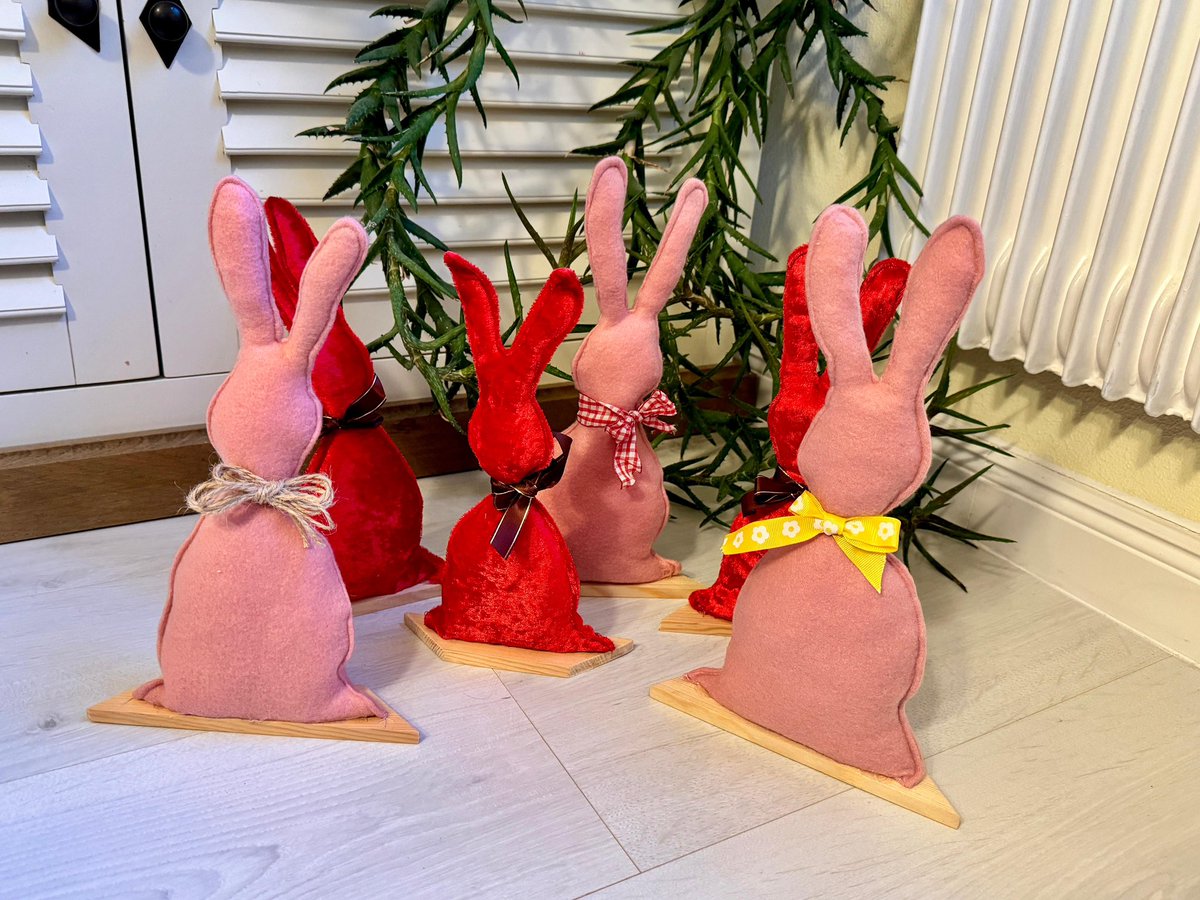 Желтый заяц стоил 28€. 
Я пожадничала и решила сшить сама, но на одном не остановилась 😅